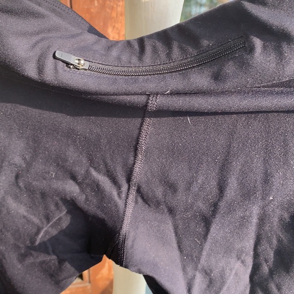YOGA LEGGINGS - 3/4 length. Size small. Black. Small zip for keys. - Picture 6 of 7